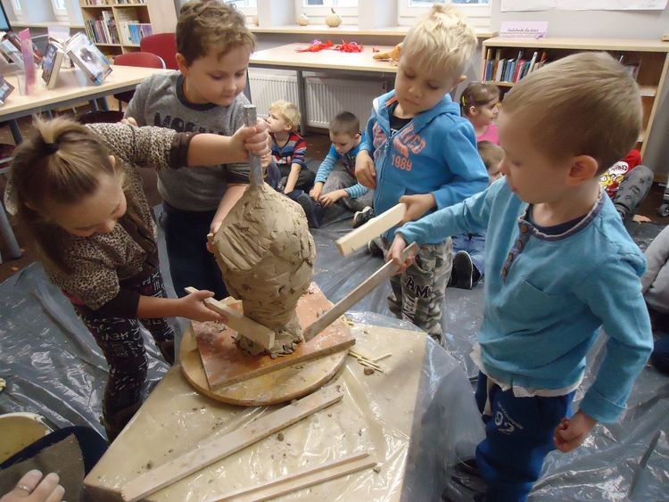 „Słoneczka” z P2 nauczyły się rzeźbić w glinie. Wykonały głowę człowieka, Przedszkole nr 2 w Jastrzębiu-Zdroju