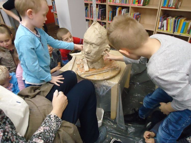 Dzieci z P2 wzięły udział w warsztatach rzeźbienia w glinie, Przedszkole nr 2 w Jastrzębiu-Zdroju