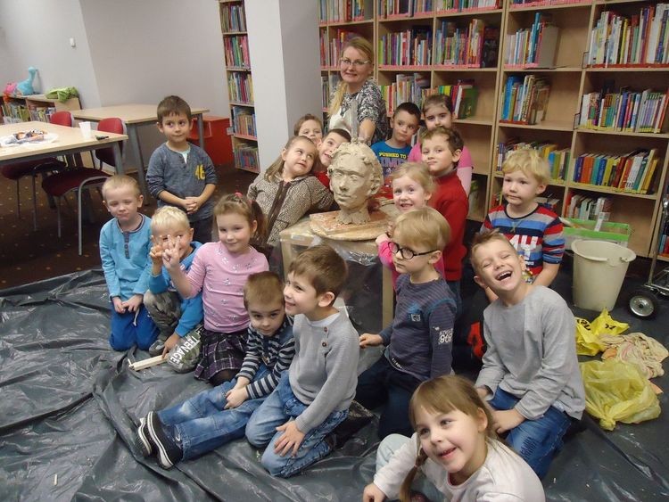 Dzieci z P2 wzięły udział w warsztatach rzeźbienia w glinie, Przedszkole nr 2 w Jastrzębiu-Zdroju