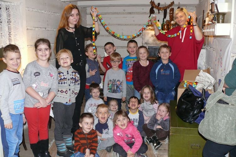 Dzieci z P2 rozpoczęły przygotowania do świąt w GHM, Przedszkole nr 2 w Jastrzębiu-Zdroju