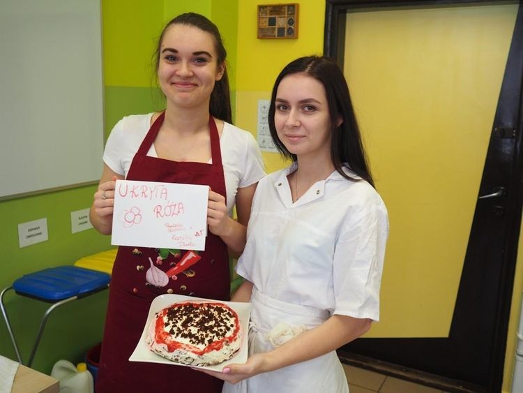 To były słodkie Walentynki w „Dwójce”. Uczniowie upiekli torty, ZS nr 2 w Jastrzębiu-Zdroju