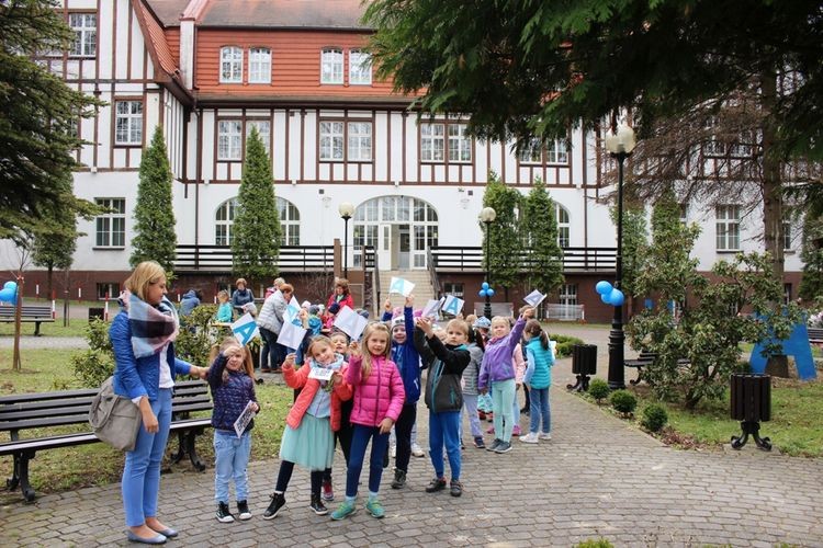 Na terenie Przedszkola Specjalnego zrobiło się niebiesko, Przedszkole Specjalne w Jastrzębiu-Zdroju