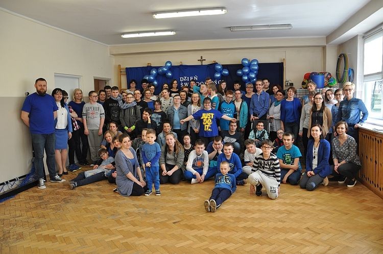 Dzień Świadomości Autyzmu. SPS nr 23 zorganizowała warsztaty dla dzieci i nauczycieli, SPS nr 23 w Jastrzębiu-Zdroju