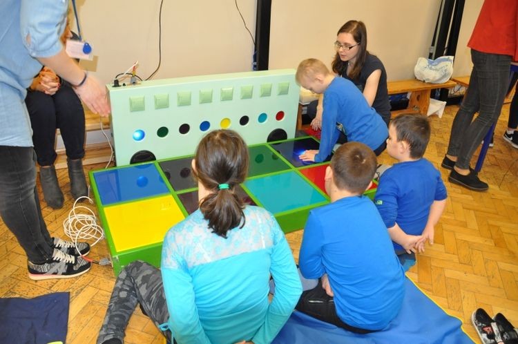 Dzień Świadomości Autyzmu. SPS nr 23 zorganizowała warsztaty dla dzieci i nauczycieli, SPS nr 23 w Jastrzębiu-Zdroju