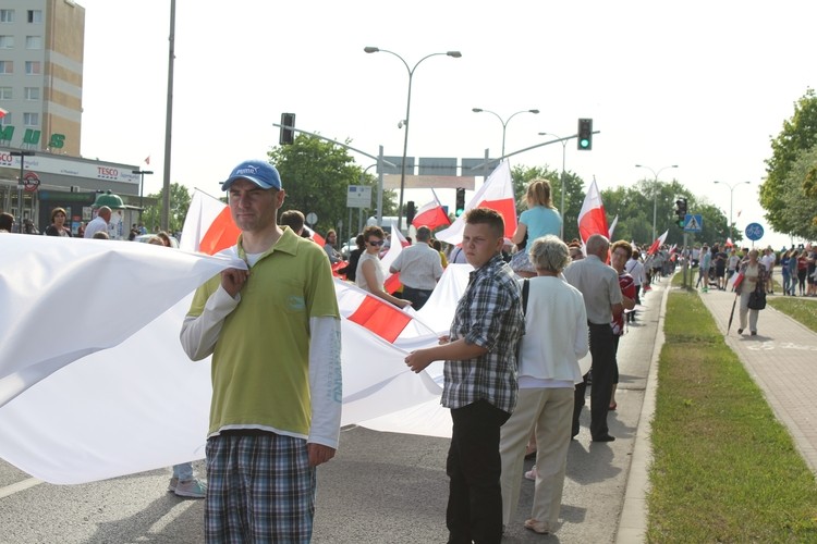 Jastrzębianie przenieśli biało-czerwoną flagę ulicami miasta, nm