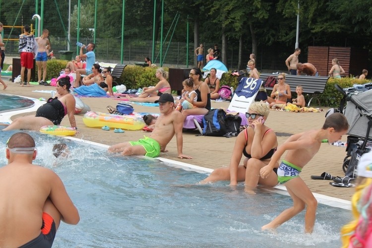 Mieszkańcy miasta korzystają z pięknej pogody na kąpielisku w Zdroju, nm