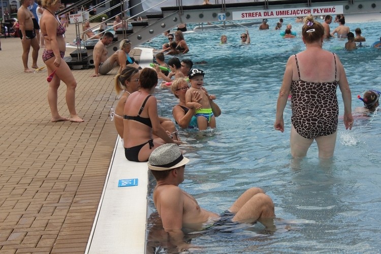 Mieszkańcy miasta korzystają z pięknej pogody na kąpielisku w Zdroju, nm