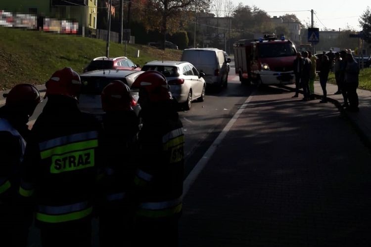 Na ul. Pszczyńskiej zderzyły się 4 samochody, KM PSP Jastrzębie-Zdrój