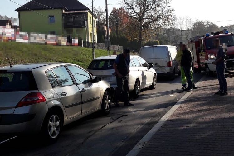 Kolizja 4 samochodów na ul. Pszczyńskiej, KM PSP Jastrzębie-Zdrój