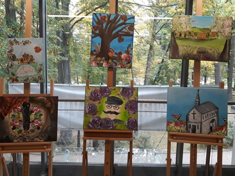 Młodzi malarze zaprezentowali obrazy na wystawie, Stowarzyszenie Na Rzecz Dzieci Niepełnosprawnych i Ich Rodziców „Tęcza”