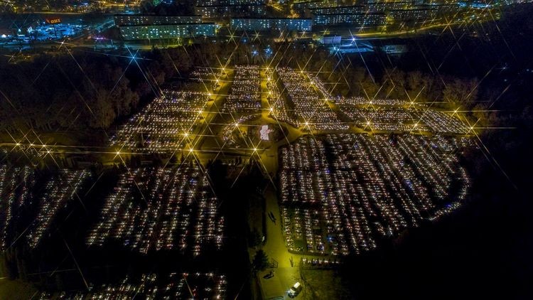 Wszystkich Świętych w Jastrzębiu nocą, Źródło: Facebook/ prezydent Anna Hetman