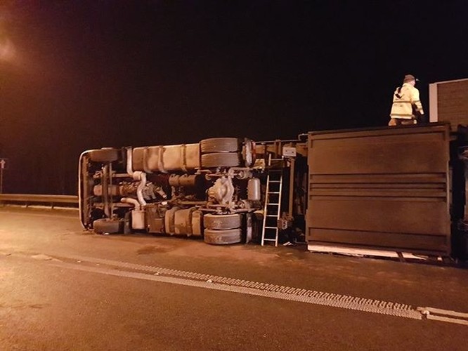 Mszana: pijany kierowca wywrócił ciężarówkę na A1, zdjęcie nadesłane przez czytelnika