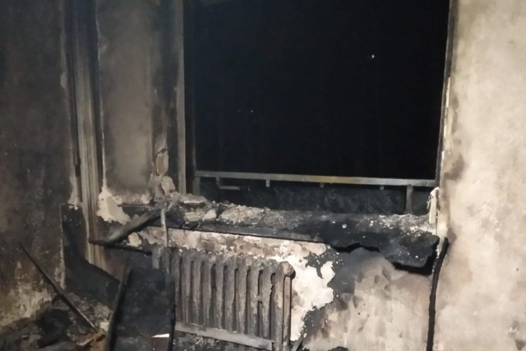 Ul. Małopolska: 6 osób w szpitalu po pożarze mieszkania, KM PSP Jastrzębie-Zdrój