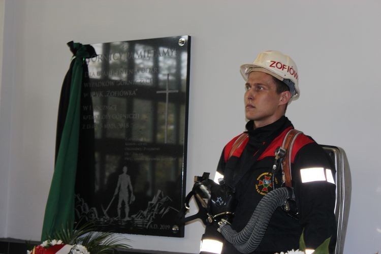Osłonięcie tablicy upamiętniającej ofiary katastrofy górniczej w KWK Zofiówka, ap