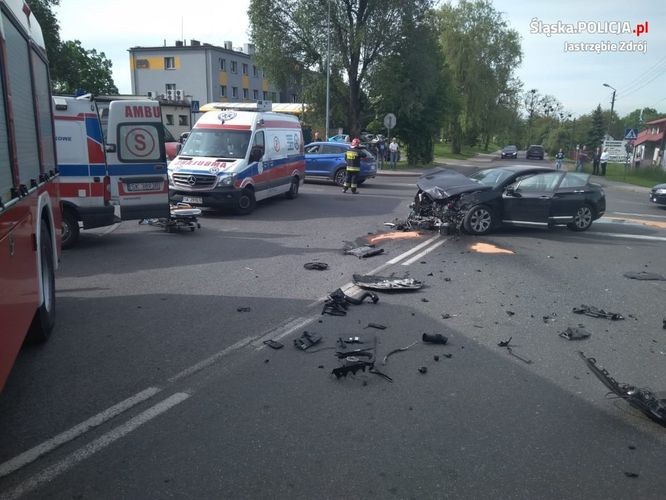Wypadek w Jastrzębiu: 71-latka została uwięziona w samochodzie, KMP Jastrzębie-Zdrój