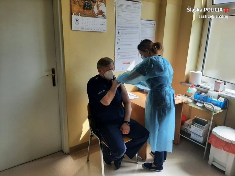 Ruszyły szczepienia policjantów z Jastrzębia-Zdroju, KMP Jastrzębie