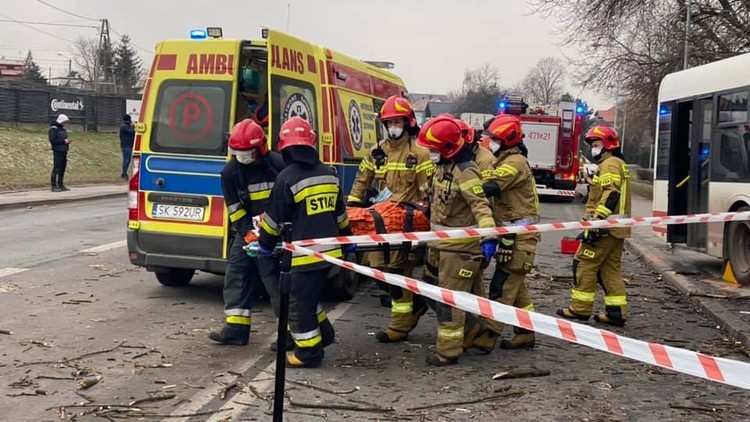 Koszmarny wypadek na Pszczyńskiej. Autobus uderzył w drzewo, MZK Jastrzębie, Komenda Straży Pożarnej w Jastrzębiu Zdroju