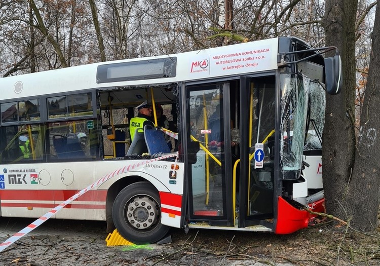 Koszmarny wypadek na Pszczyńskiej. Autobus uderzył w drzewo, MZK Jastrzębie, Komenda Straży Pożarnej w Jastrzębiu Zdroju