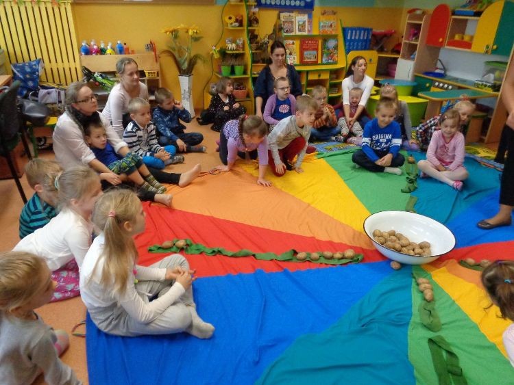 Dzieci z PP 2 i ZSS przy WSRdD wspólnie obchodziły Święto Pieczonego Ziemniaka, materiały prasowe UM Jastrzębie-Zdrój