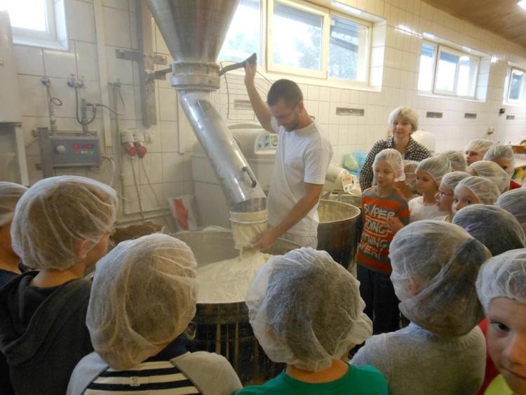 Jak wygląda praca piekarza? Dzieci z SP 15 z wizytą w piekarni, materiały prasowe ZS 13 Jastrzębie-Zdrój