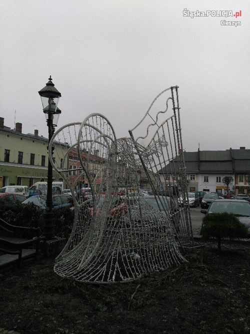 Jastrzębianin połasił się na głowę anioła ze świątecznej dekoracji, KPP w Cieszynie