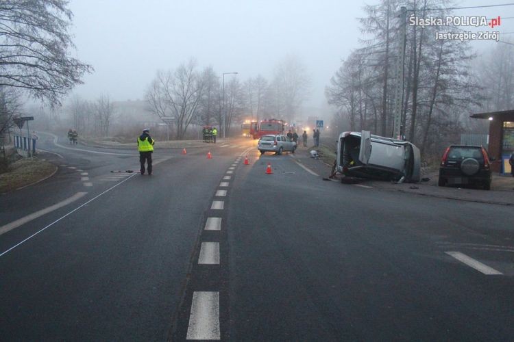Groźny wypadek w Jastrzębiu. Samochód przewrócił się na bok i uderzył w kolejne auto, KMP w Jastrzębiu-Zdroju