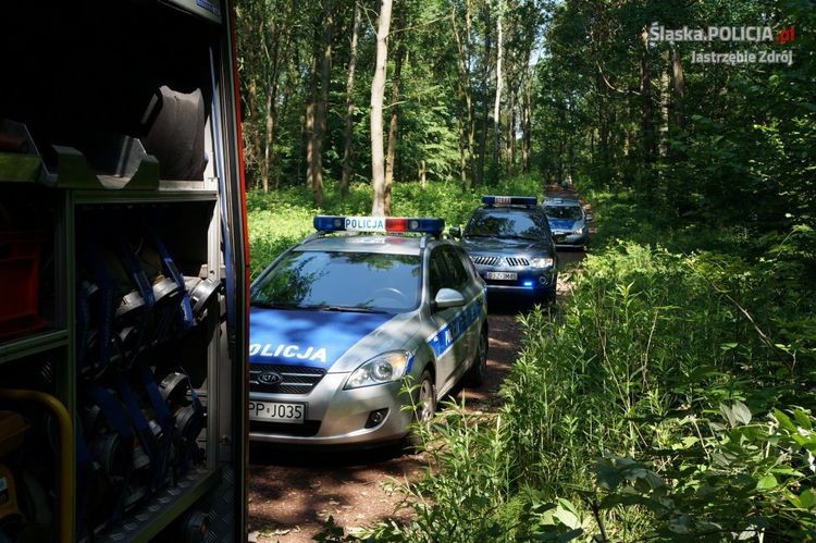 Tragiczny finał poszukiwań. 47-latka znaleziono martwego w lesie, archiwum KMP