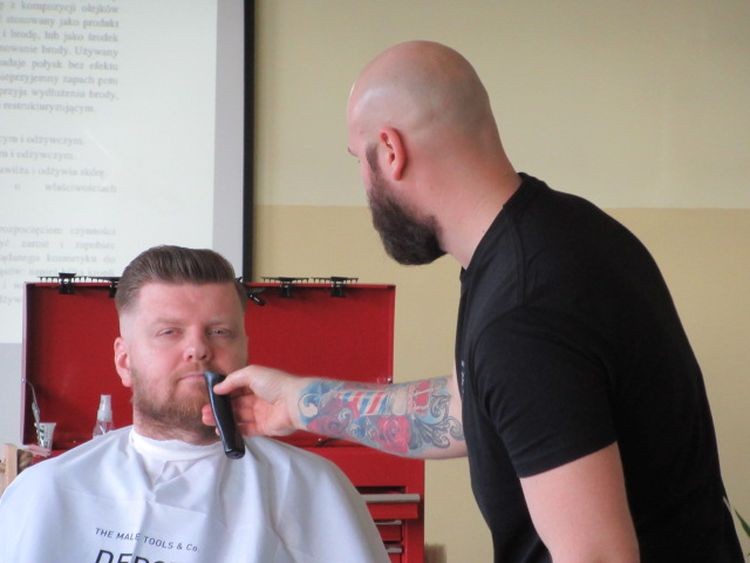 Najlepszy barber w Polsce spotkał się z fryzjerami z ZSZ, ZSZ w Jastrzębiu-Zdroju