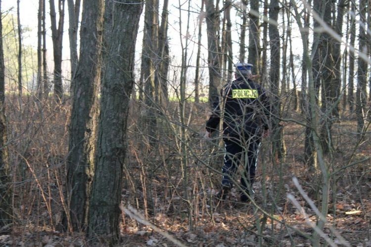 18-latka zaginęła w lesie. „Nie umiem ruszać nogami i rękami, widzę drzewa....”, policja.pl