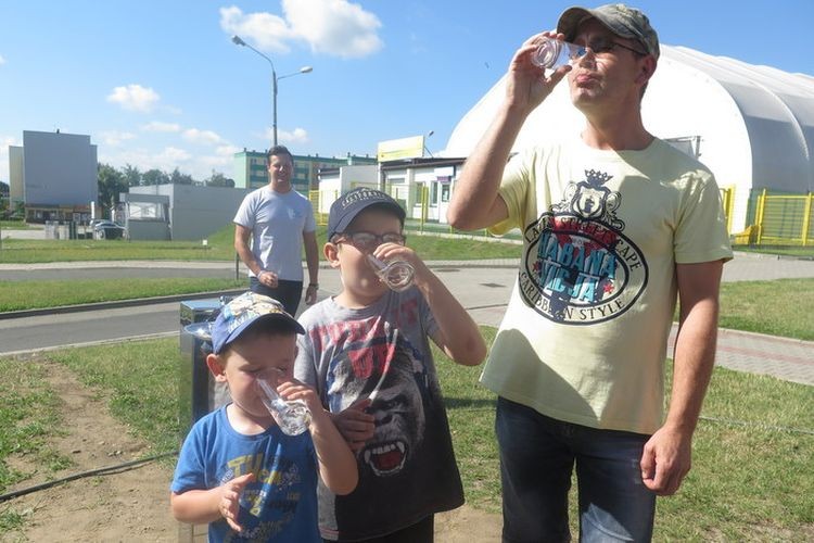 Rozdając szklanki, zachęcają do picia wody z kranu, UG w Pawłowicach