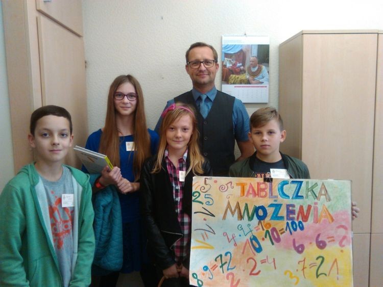 Uczniowie SP nr 12 przepytali jastrzębian z tabliczki mnożenia, SP nr 12 w Jastrzębiu-Zdroju
