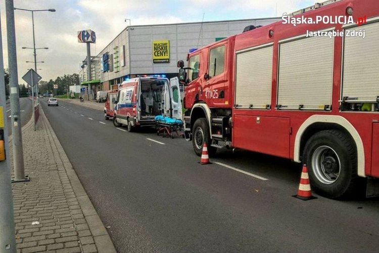 Kierowca ciężarówki uderzył w osobówkę. Nie obyło się bez poszkodowanych, KMP w Jastrzębiu-Zdroju