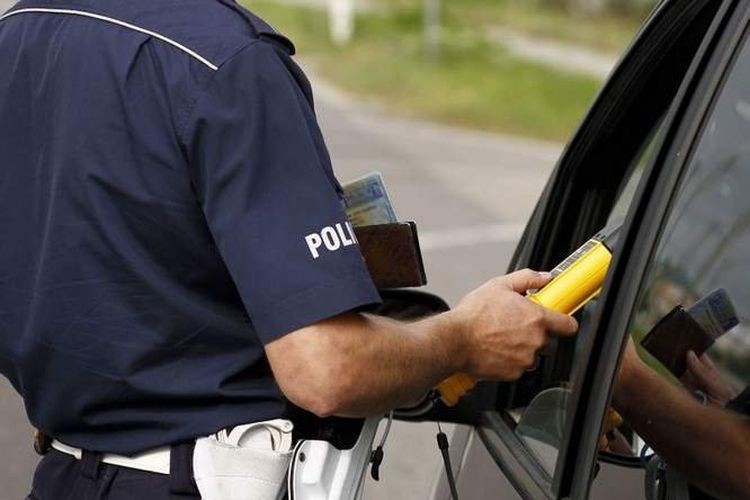 Bez prawa jazdy, pijany spowodował kolizję, policja.pl