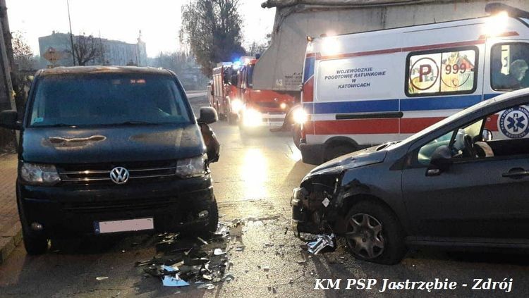 46-latka nie odszroniła szyby i zderzyła się czołowo z busem, KM PSP w Jastrzębiu-Zdroju
