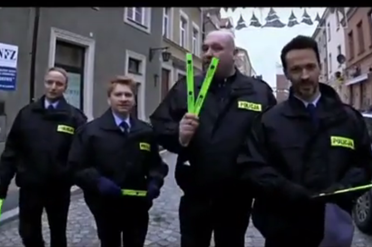 Policjanci z „Ojca Mateusza” zachęcają do noszenia odblasków (wideo), policja.pl