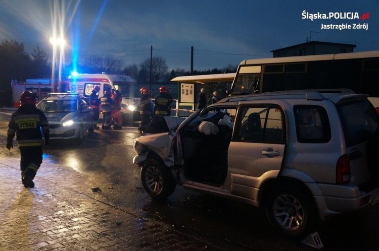 Czołówka autobusu i osobówki, 6 osób w szpitalu, KMP w Jastrzębiu-Zdroju