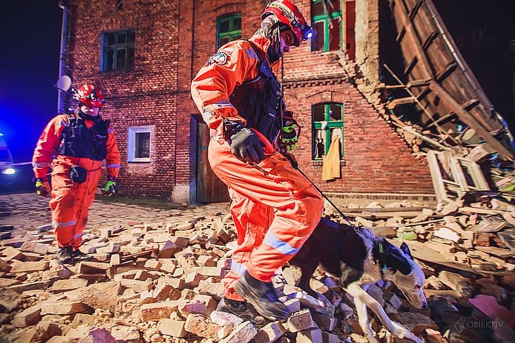 Jastrzębscy strażacy uczestniczyli w akcji podczas sobotniej katastrofy budowlanej (zdjęcia), Piotr Zwarycz