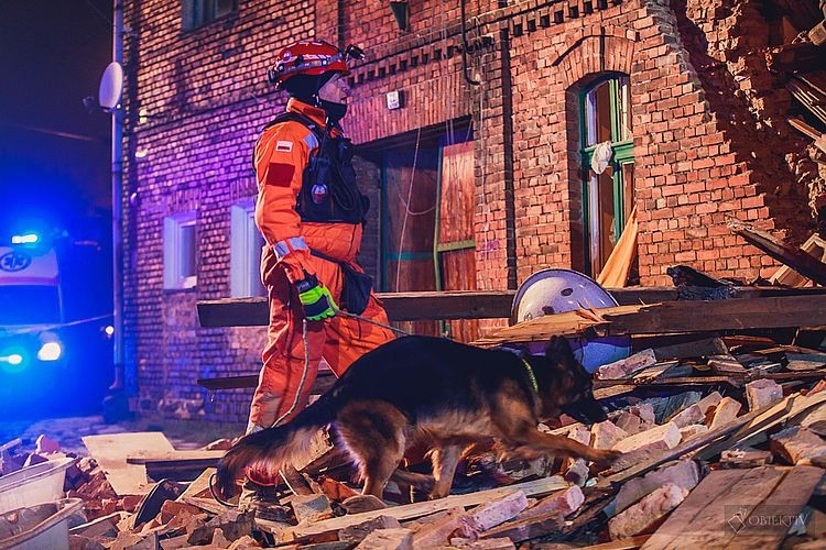 Jastrzębscy strażacy uczestniczyli w akcji podczas sobotniej katastrofy budowlanej (zdjęcia), Piotr Zwarycz