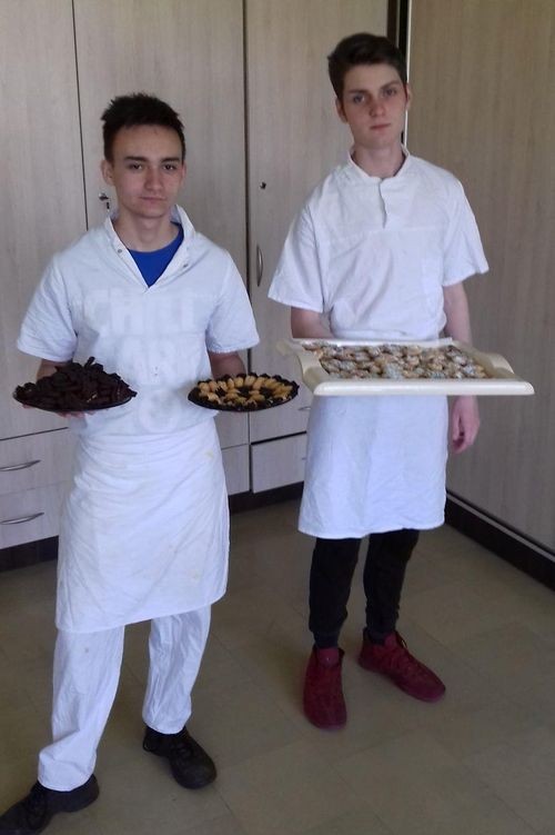 „Dzień Łasucha” w ZS2. Upiekli ciastka dla dzieci z ubogich rodzin, ZS nr 2 w Jastrzębiu-Zdroju