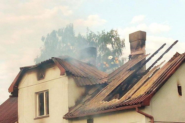 Bzie: pożar domu przy ulicy Niepodległości, materiały prasowe