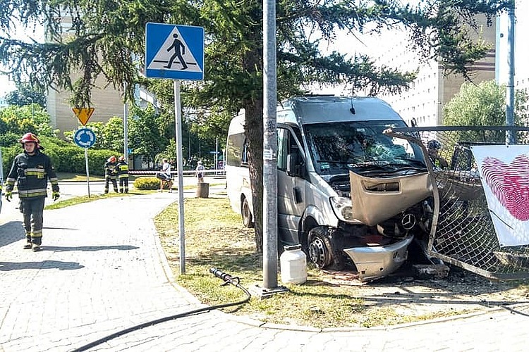 Graniczna: bus uderzył w ogrodzenie, źródło: Jastrzębie-Zdrój - Informacje Drogowe 24h/ facebook