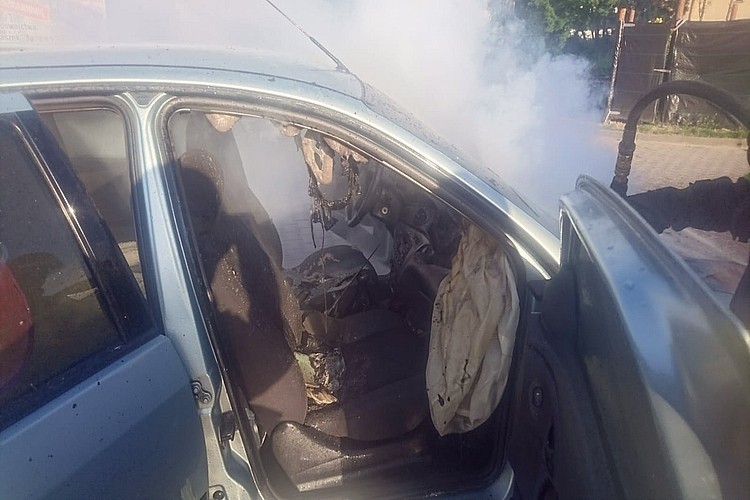 Jastrzębie: pożar samochodu przy ulicy Witczaka, źródło: KM PSP Jastrzębie-Zdrój