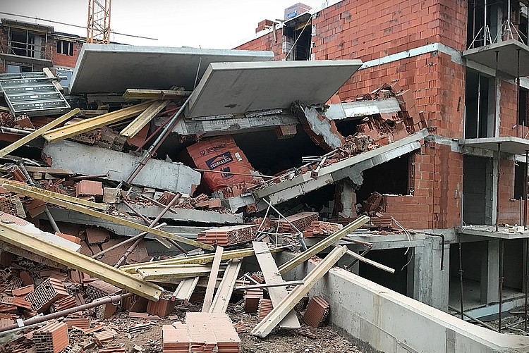 Jastrzębscy strażacy biorą udział w akcji na terenie katastrofy budowlanej w Bielsku-Białej, źródło: KM PSP Jastrzębie-Zdrój