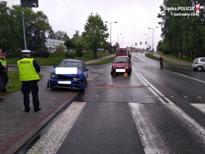 Na skrzyżowaniu zderzyły się trzy samochody, KMP Jastrzębie-Zdrój