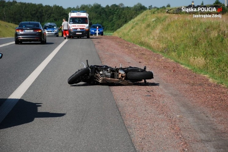 Motocyklista po zderzeniu z ciężarówką w ciężkim stanie trafił do szpitala, KMP Jastrzębie-Zdrój