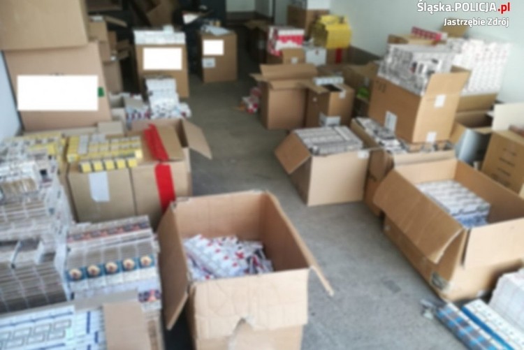 Ponad 662 tys. paczek „lewych” papierosów ukrytych w Jastrzębiu, KMP Jastrzębie-Zdrój