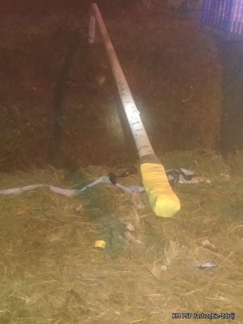 Samochód wypadł z drogi i uderzył w gazociag, PSP Jastrzębie-Zdrój