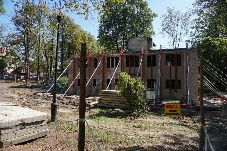 Trwa rewitalizacja budynku Łazienki III w Parku Zdrojowym, Łukasz Parylak