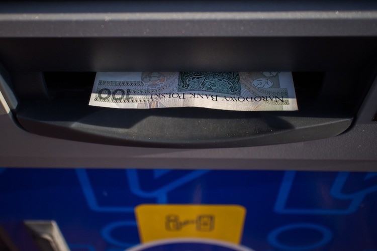 Płacił znalezioną kartą bankomatową, ale ruszyło go sumienie, pixabay