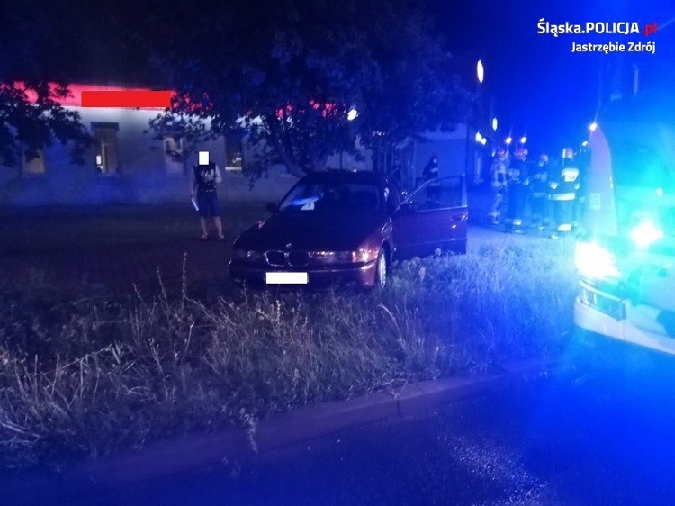 Kierowca BMW stracił panowanie i uderzył w drzewo, KMP Jastrzębie-Zdrój